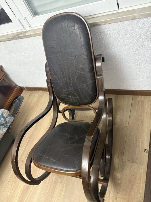 Cadeira de baloiço em madeira e em pele