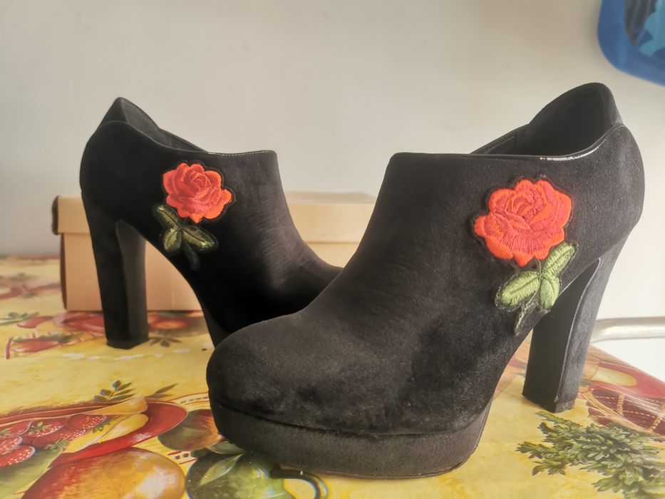 Botas com uma rosa
