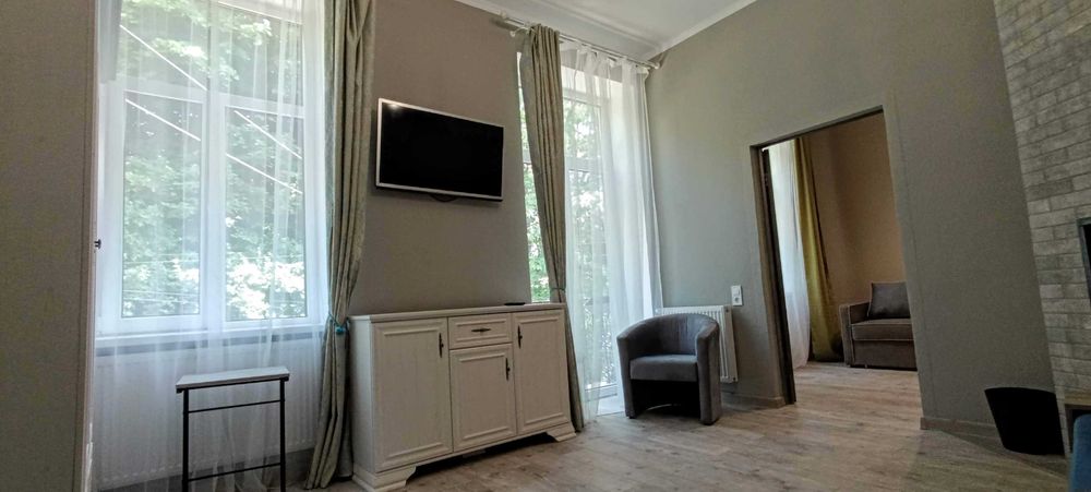 Затишна 2-кімнатна квартира з каміном у центрі Чернівців, біля парку