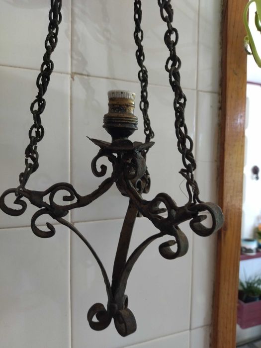 Antiga candeia em ferro trabalhado