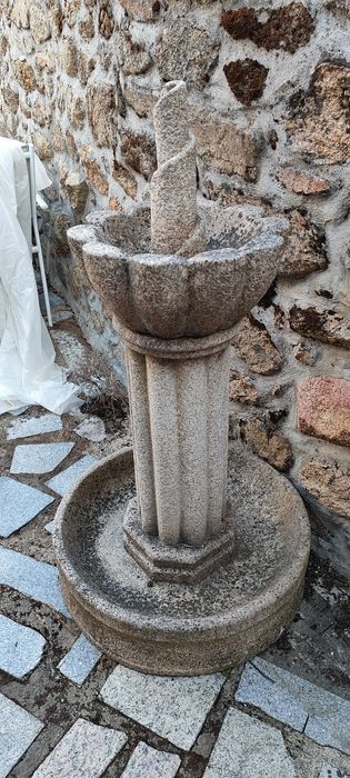 Fonte decorativa em granito, com bomba circulatória de água