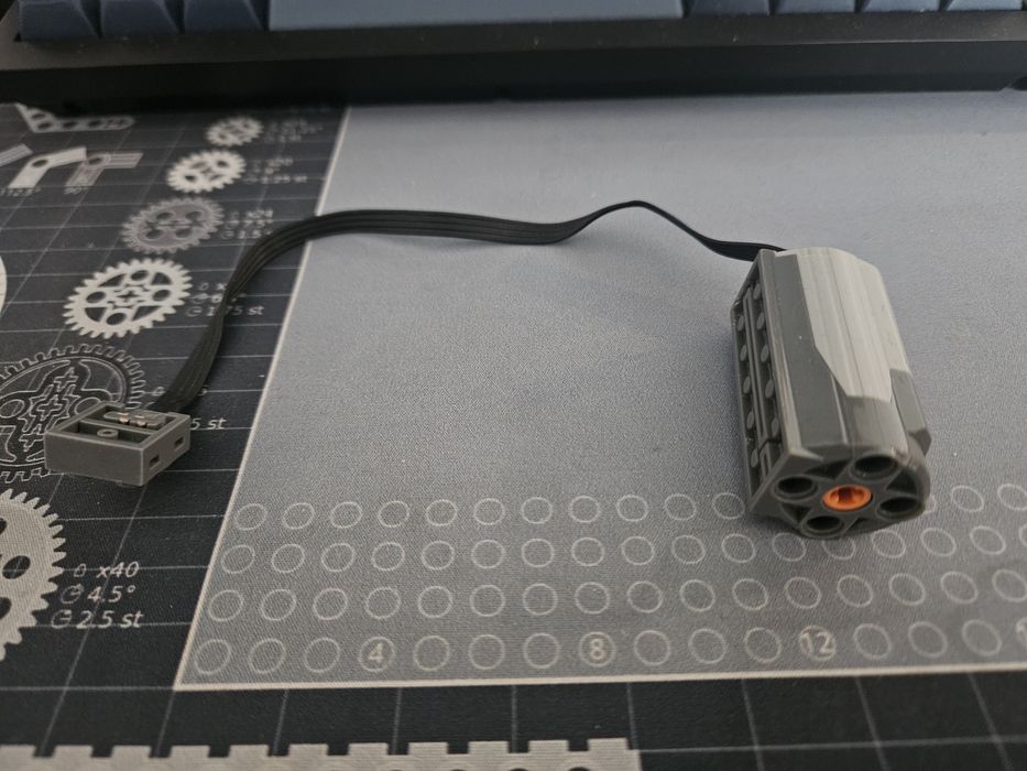 Uszkodzony LEGO Power Functions M Motor (element 8883).