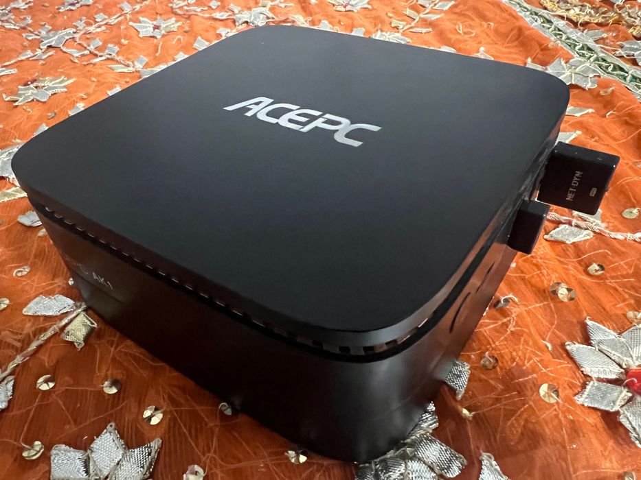 Komputer stacjonarny Mini ACEPC, Monitor Acer, klawiatura i myszka