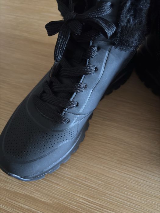 Botins Sheckers, impermeáveis, pretos, forrados.