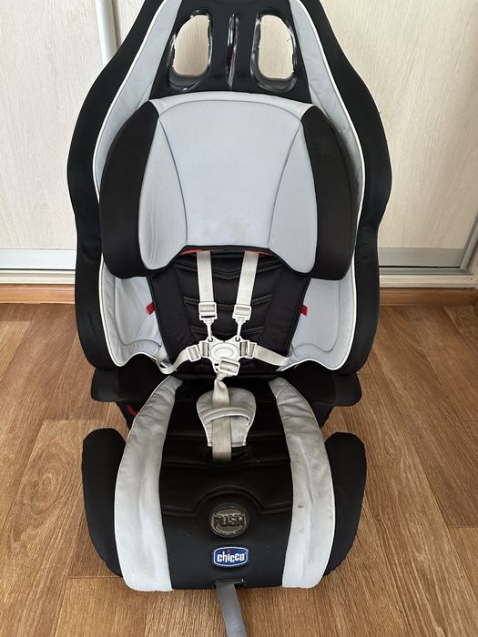 Продам детское авто кресло chicco 9-36 Kg