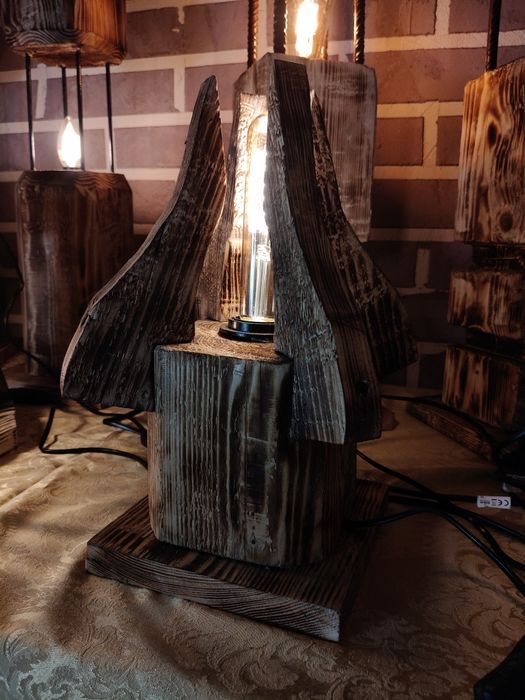 Rustykalna lampa z litego drewna – ręcznie wykonana, unikat