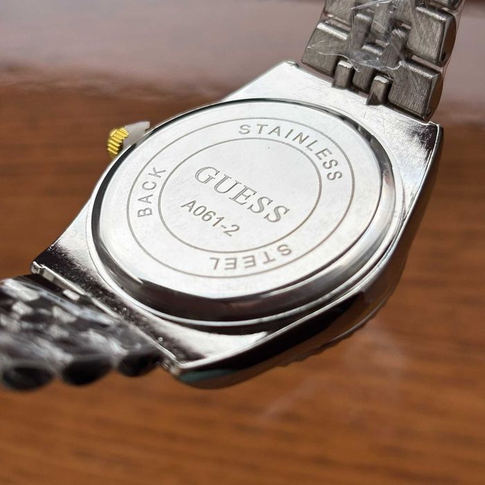 Жіночий годинник на браслеті Guess з циферблатом кольору шоколад