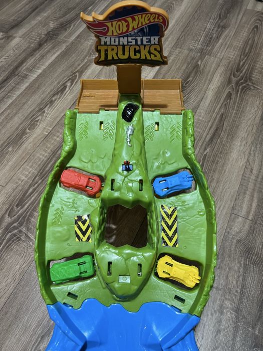 Hot wheels monster truck wyscigowy turnej