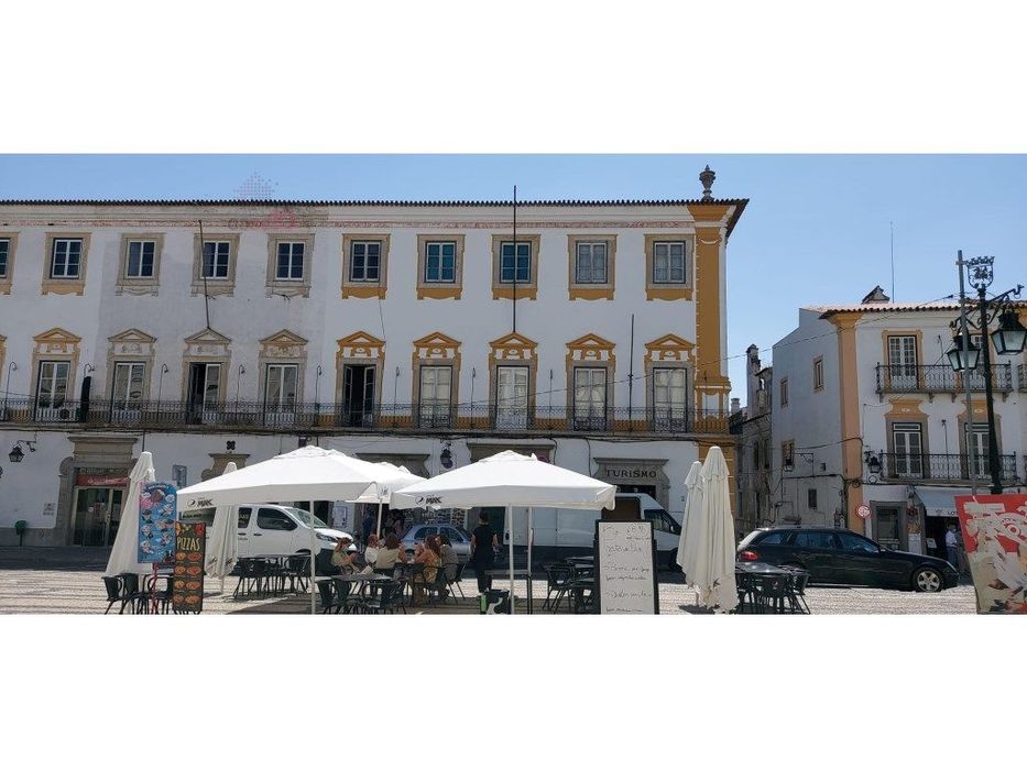 Vende-se Antigo Palácio no Centro Histórico de Évora.