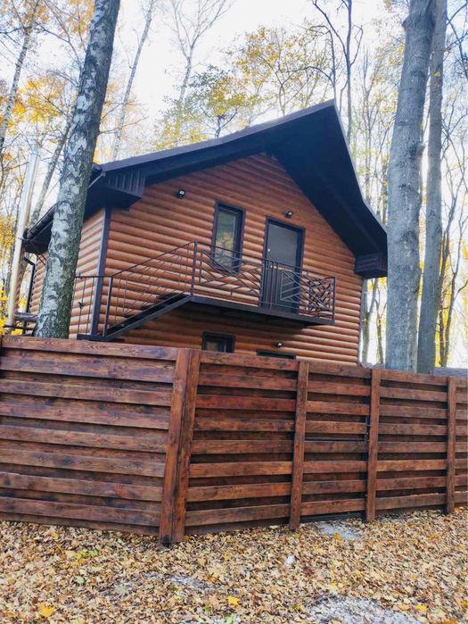 Номер подобово посеред лісу.