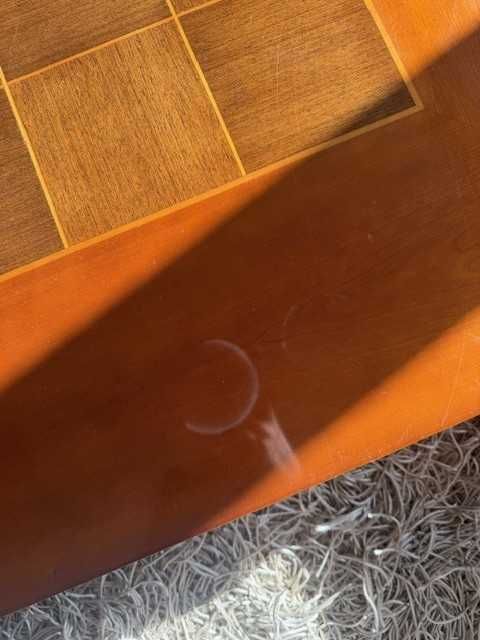 Mesa de centro em madeira com embutido