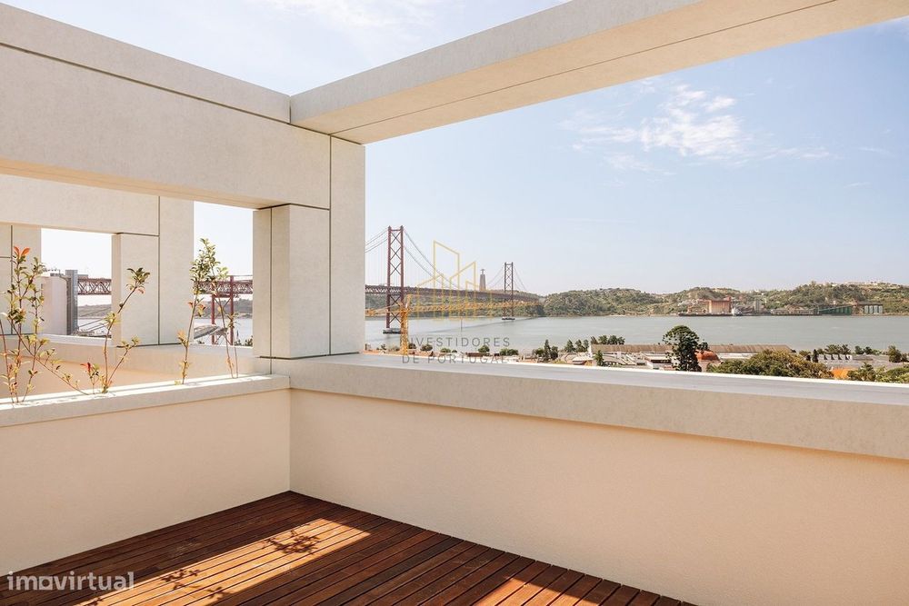 Moradia T5 Nova com Jardim, Jacuzzi e Vista Rio em Alcântara