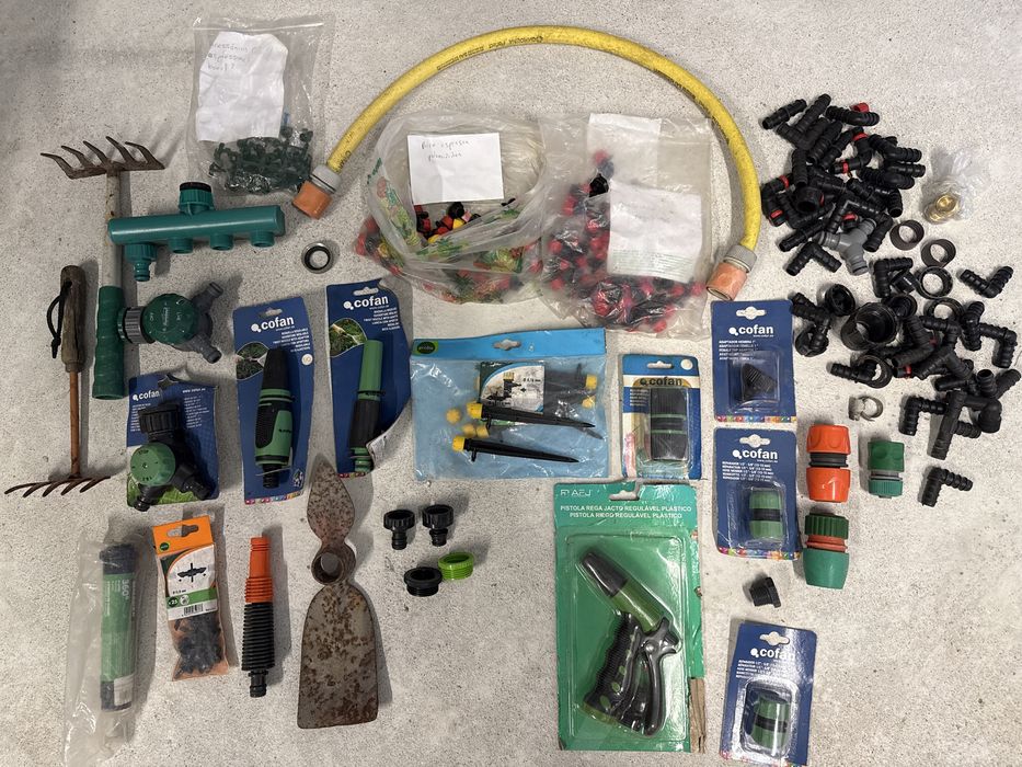 Vario material de rega para jardim