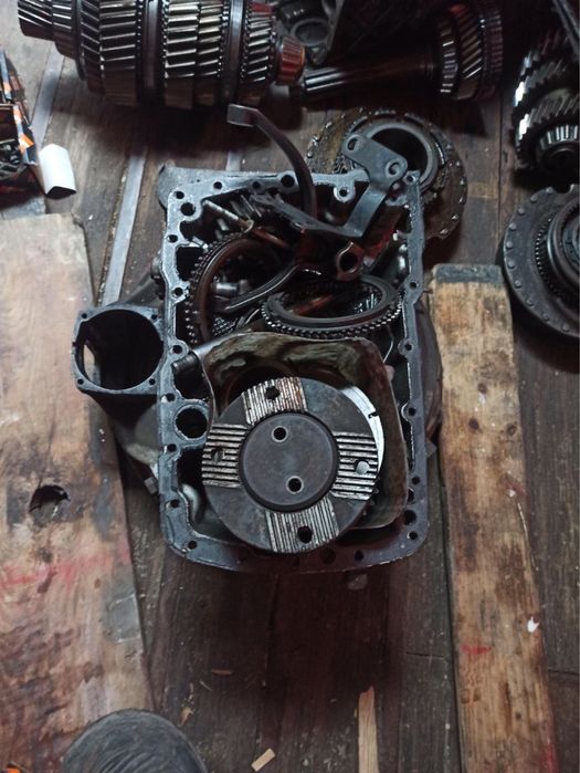 Продам 2 коробки на запчасти!