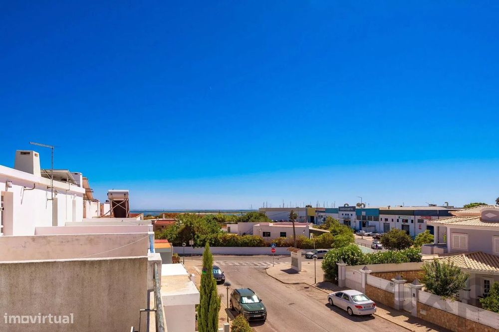 Moradia T2+1 com quintal e terraços com vista mar em Olhão, junto à Ri