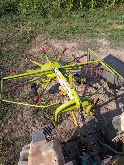 Juntador de feno Claas