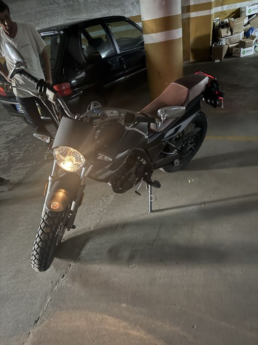 UM Scrambler Classic 125cc (2017) – Apenas 2000 km Reais! Como Nova