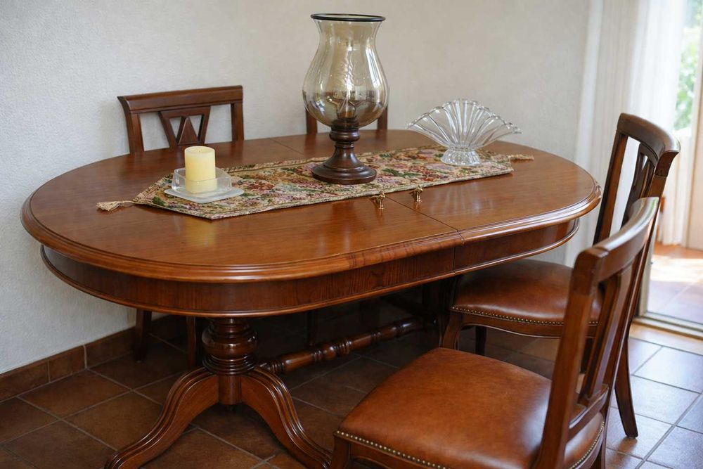 Mesa jantar extensível em carvalho maciço e 4 cadeiras em pele - NOVA