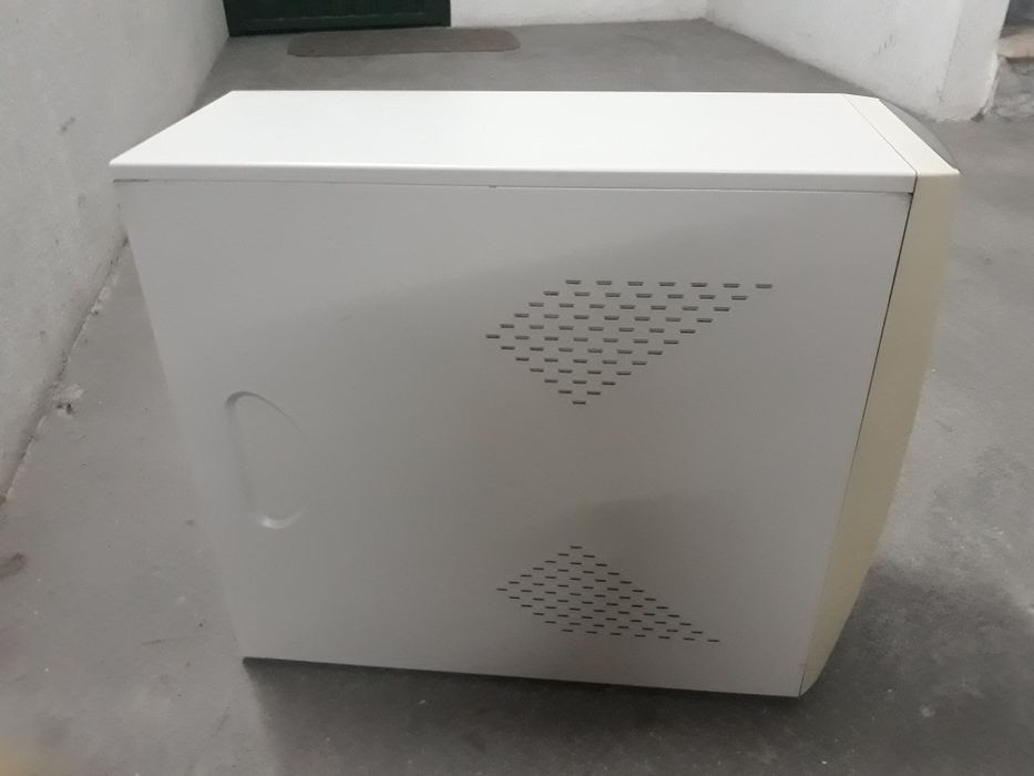 Carcaça de PC desktop com leitor de dvd e disquetes