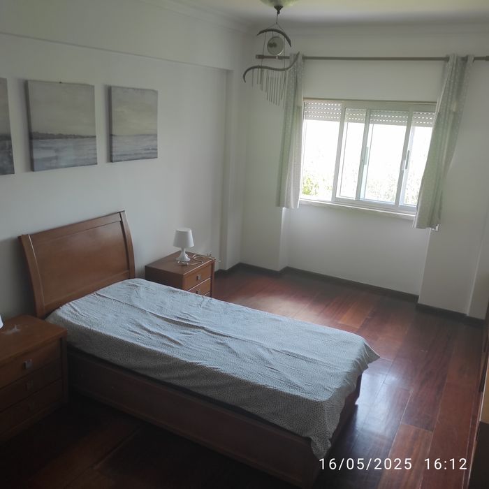 Para Estudante Quarto Amplo Junto à Universidade Europeia e Metro Pontinha (Linha Azul)