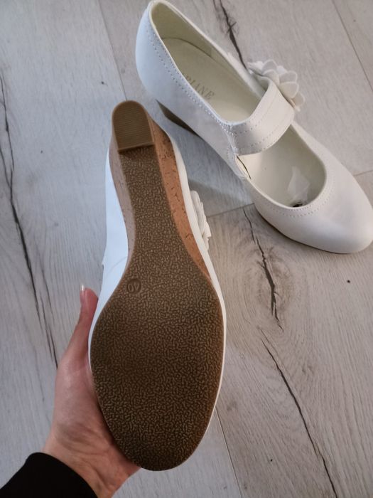 Białe buty, eleganckie,  ślubne na słupku