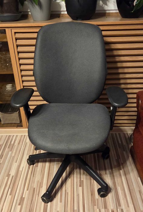 Podnoszone krzesło biurowe z odchylanym oparciem