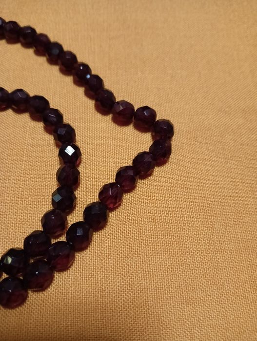 Винтажные бусы с гранатового стекла.