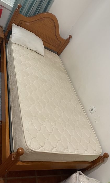 Cama de solteiro e mesas de cabeceira de madeira maciça