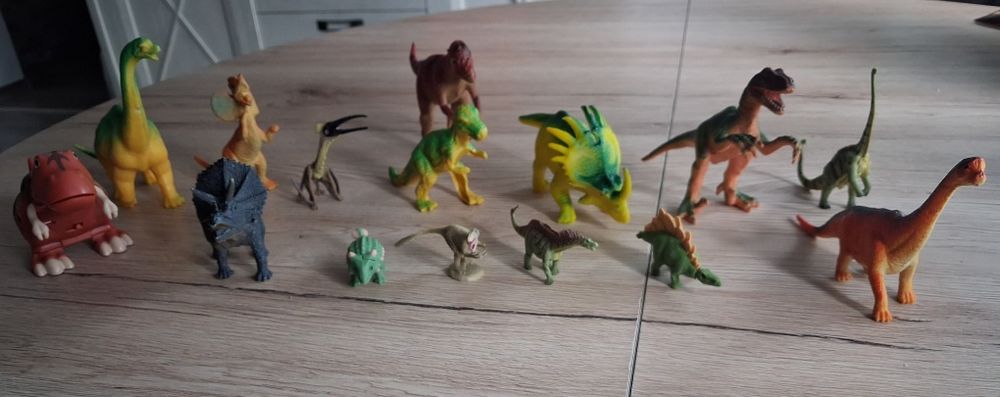 15 dinozaurów różnej wielkości w różnym stanie