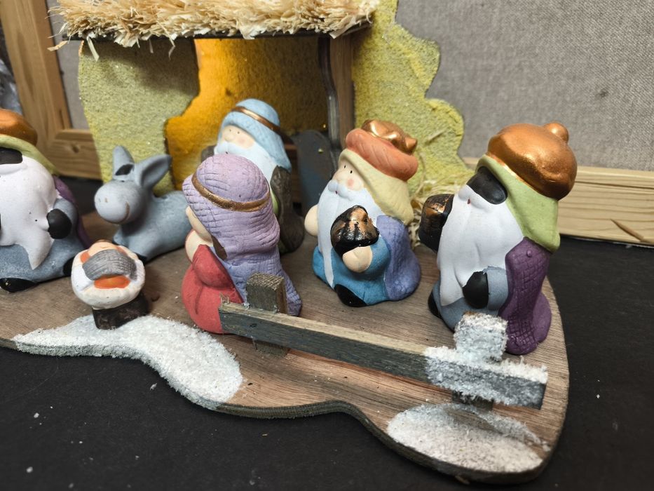 Presépio Cerâmica e Madeira
Presépio decorativo com figuras em cerâmic