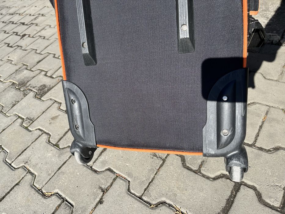 Велика валіза на колесах