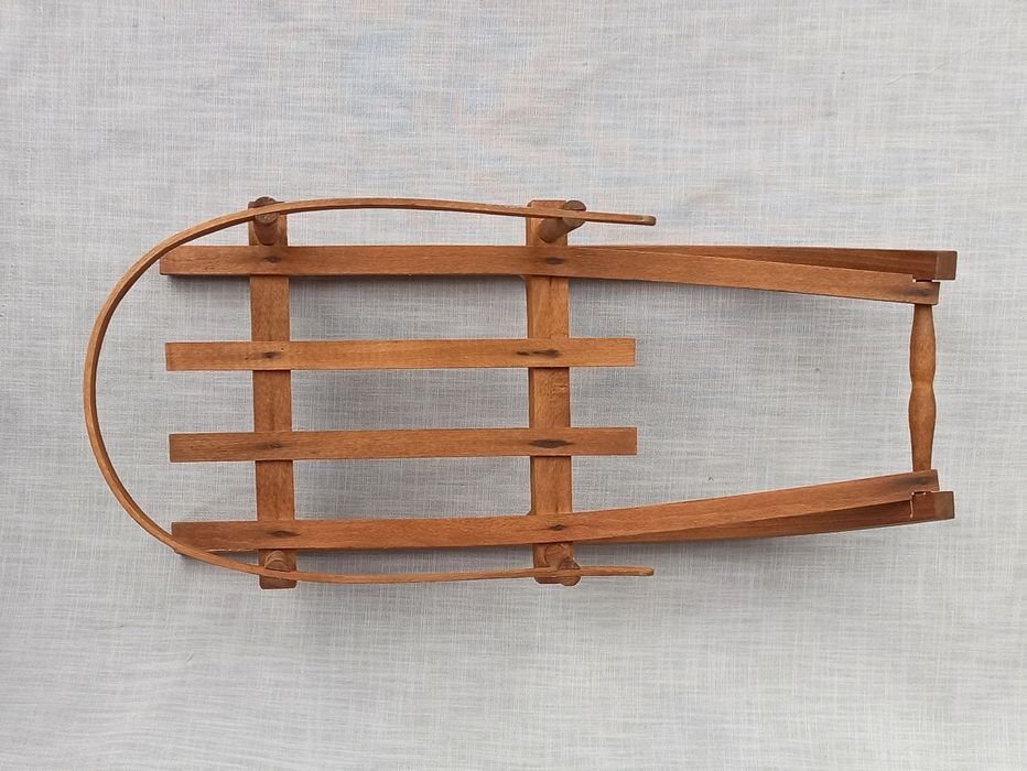 Małe drewnianiane sanki, dekoracja