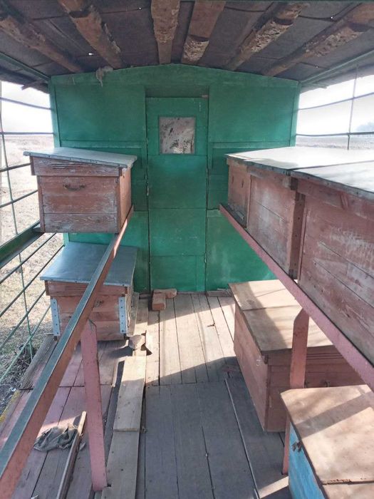 Продам прицеп для бджіл разом з 16 вуликами.