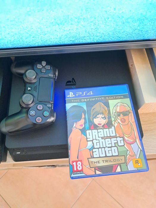 Playstation 4 Slim 1TB + jogo GTA Trilogy