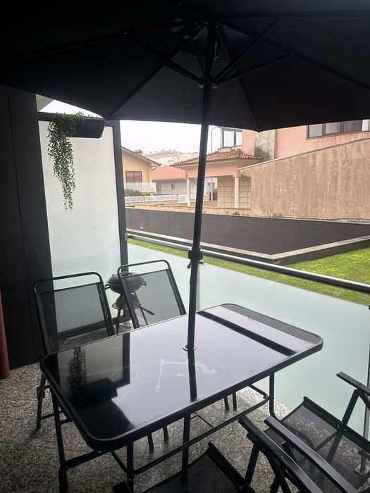 Mesa de praia com cadeiras e guarda sol