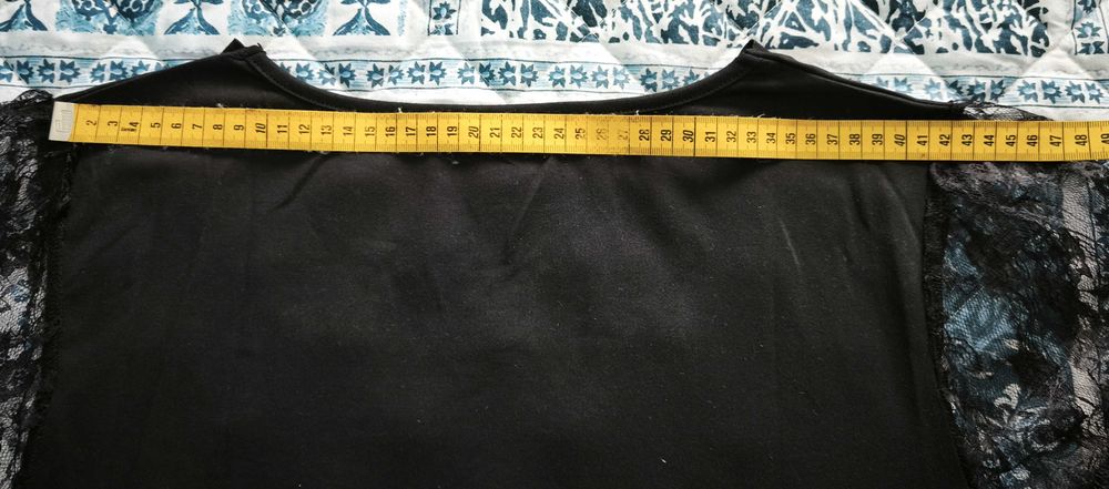 T-shirt Preta Elegante com Mangas de Renda Tamanho XL