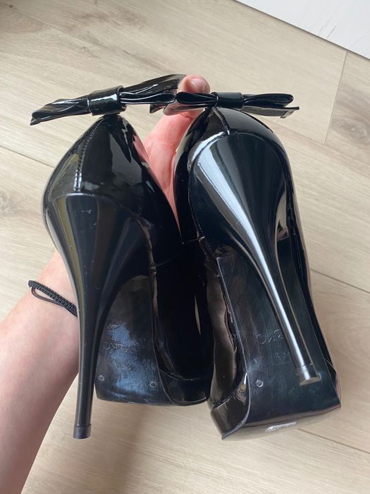 Ryłko lakierowane szpilki na koturnie 37,5