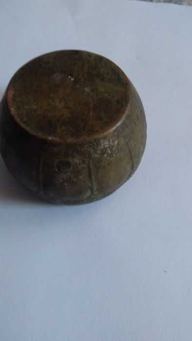 stara metalowa podstawka na papierosy i miseczka