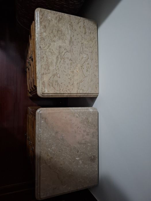 2 mesinhas de cabeceira com mármore