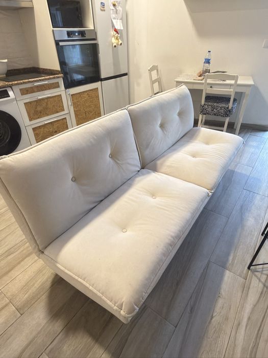 Sofa/cama bege aveludado um ano de uso