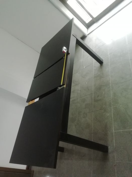 Mesa sala jantar com 4 cadeiras, mesa cor preta em madeira.