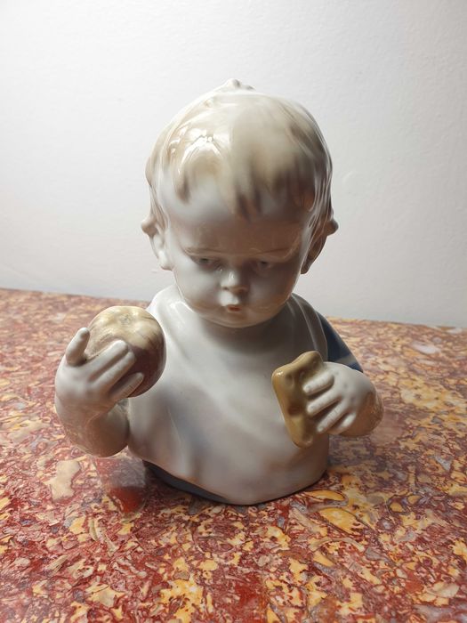 Figurka Metzler & Ortloff Porcelana Art Chłopiec z jabłkiem 16 cm