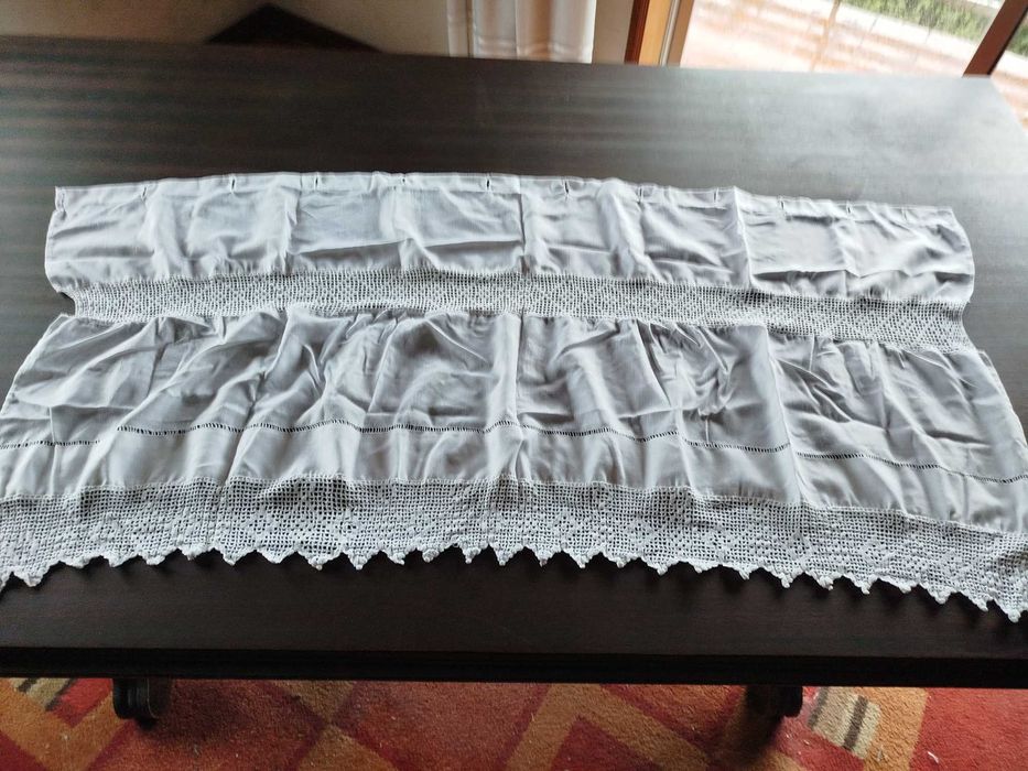 Uma cortina de tecido com renda