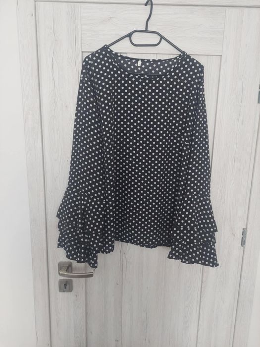 Bluzka z ozdobnym rękawem rozm. 52