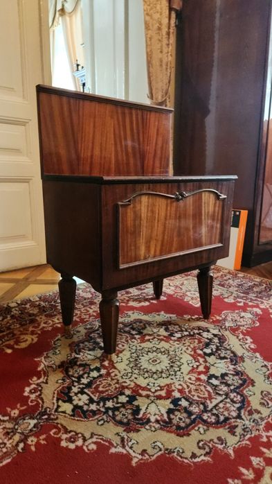 Меблі шафи ліжка домашні