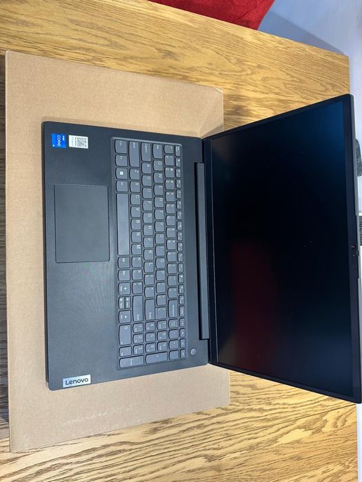 Laptop Lenovo V15 16GB 512GB na gwarancji