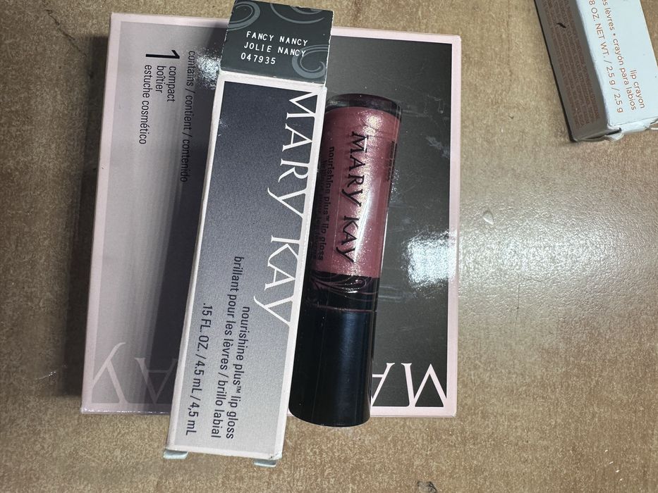 Помада, блиск мері кей