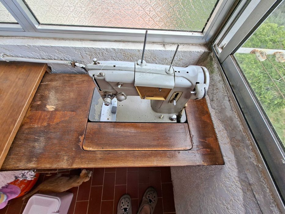 Máquina de costura Singer a funcionar
