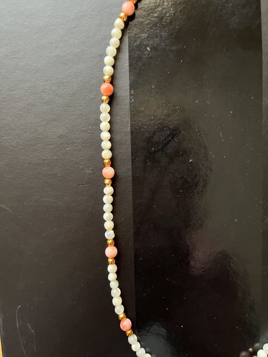 Colar rente ao pescoço