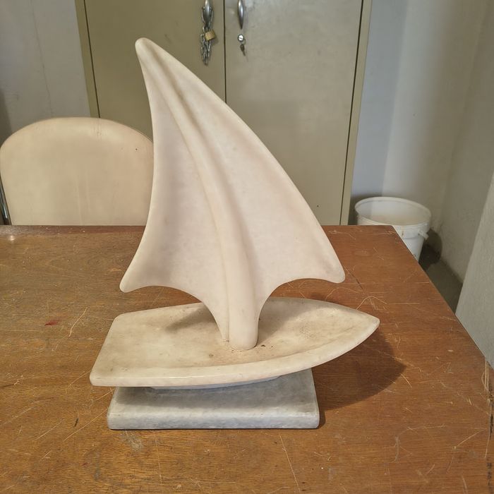 Estátua de barco em mármore